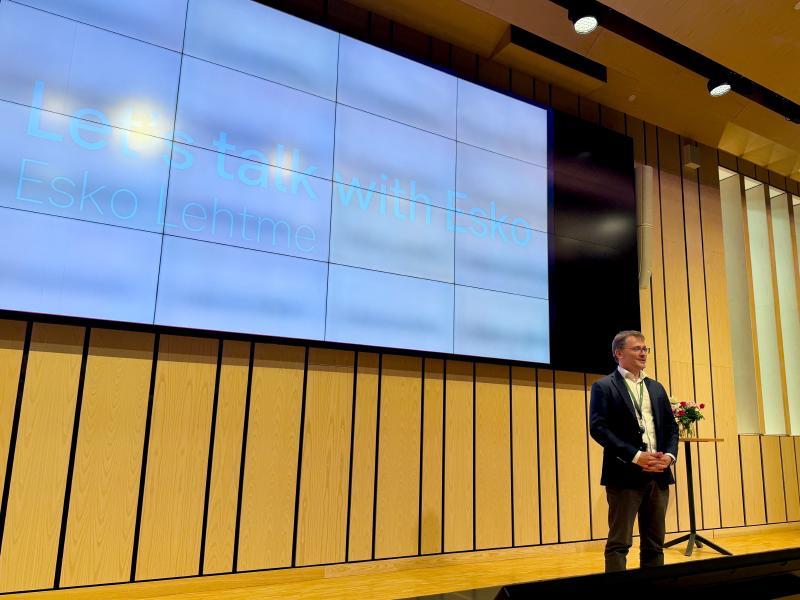 Esko Lehtme presenting “What’s the thing?” in Sweden